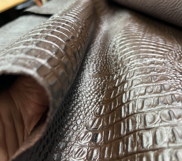 Кайман (Шоколад), с финишем, 1.2-1.6 мм, средний размер 160-180 дм²