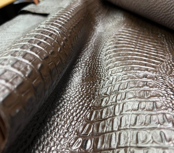 Кайман (Шоколад), с финишем, 1.2-1.6 мм, средний размер 160-180 дм²