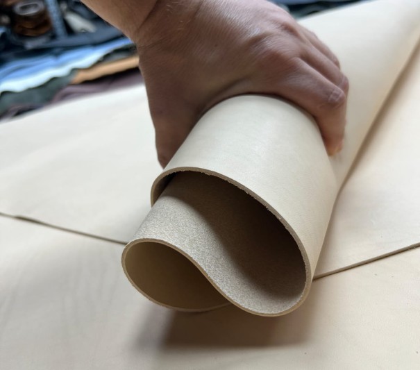 Краст растительного дубления (Телесный), 1.8-2.0 мм и 2.0-2.4 мм, без финиша, средний размер 180-200 дм²